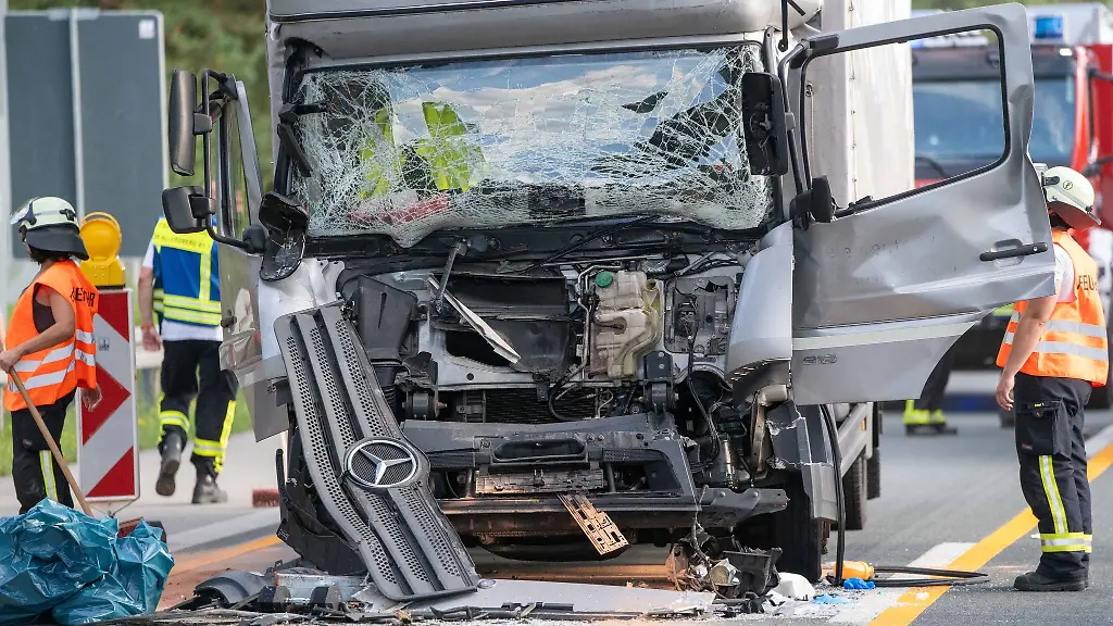 Bei-einem-Auffahrunfall-auf-der-Autobahn-9-wurden-zwei-Lkw-Fahrer-verletzt