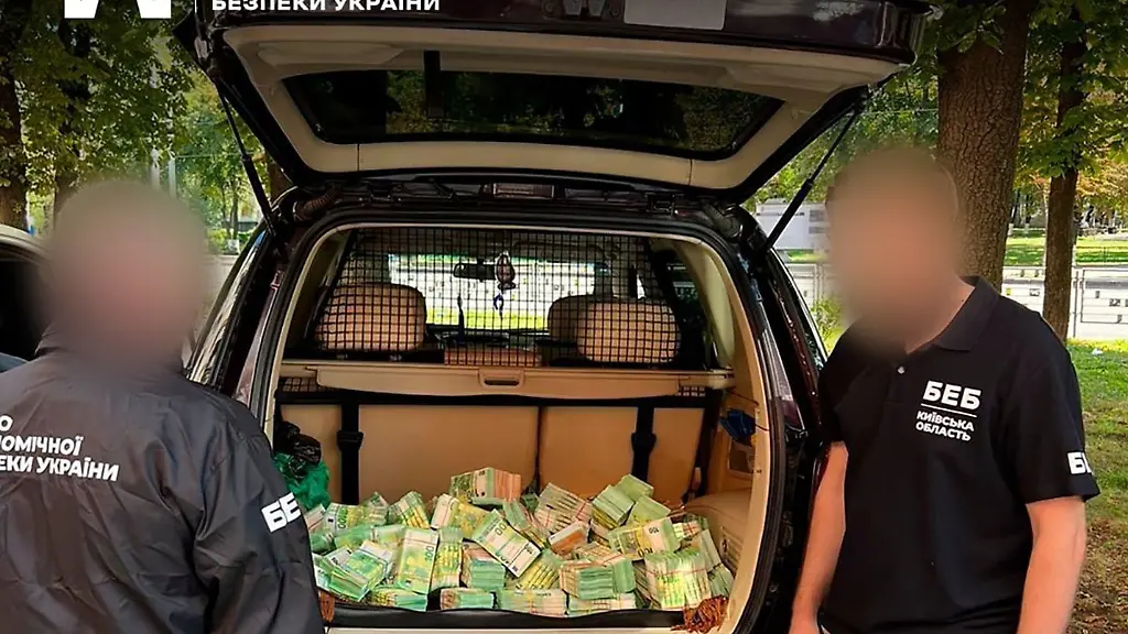 ACHTUNG-Person-en-wurde-n-aus-rechtlichen-Gruenden-gepixelt