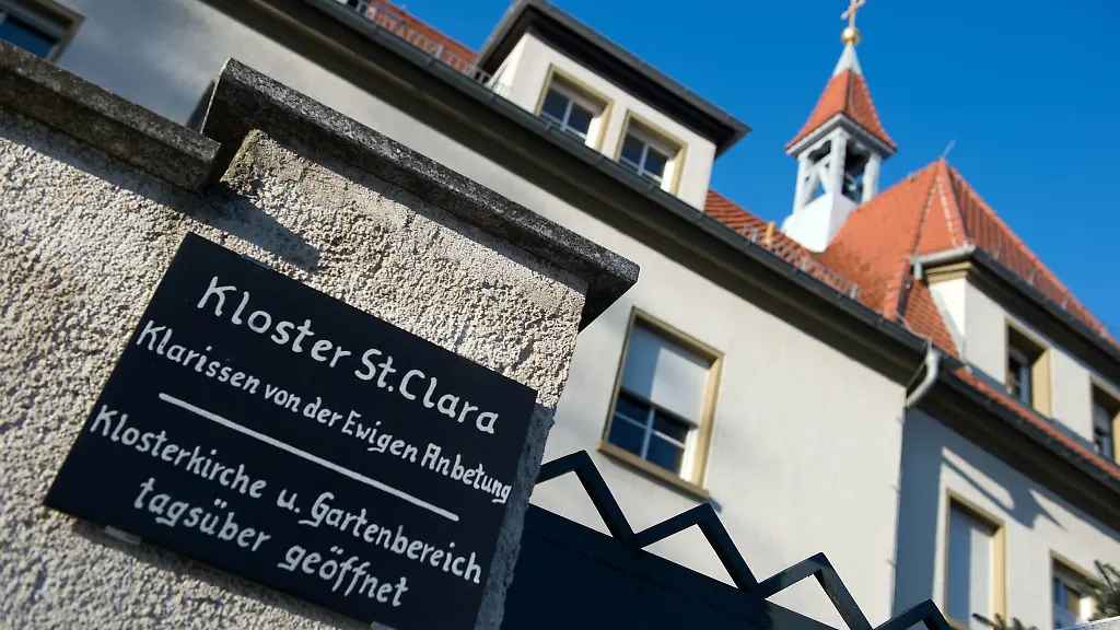 Die-acht-Bautzener-Schwestern-des-Klarissenordens-von-der-Ewigen-Anbetung-verlassen-ihr-Kloster