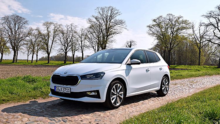 Der Skoda Fabia ist in der vierten Generation ein richtig schicker Kleinwagen geworden, der technisch und vom Kofferraumvolumen her auch als Kompakter durchgehen würde.