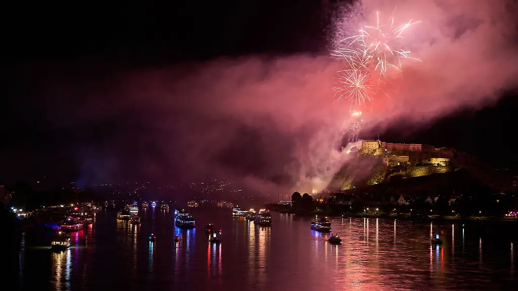 Auch-im-vergangenen-Jahr-erleuchtete-das-Feuerwerk-ueber-dem-Rhein-in-Koblenz