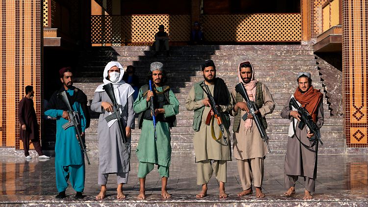 Taliban-Kämpfer bewachen am Fest des Fastenbrechens eine Moschee in Kabul