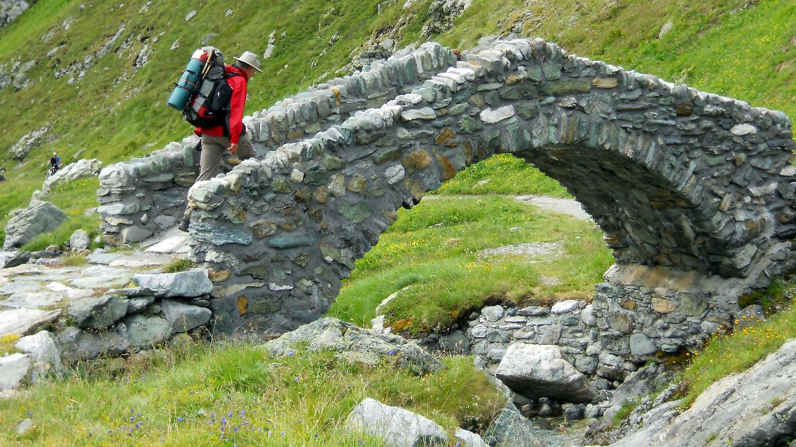 Ursprünglich waren Reisen nicht zum Vergnügen da, sondern erfüllten andere Zwecke. (Pilger auf dem Frankenweg)
