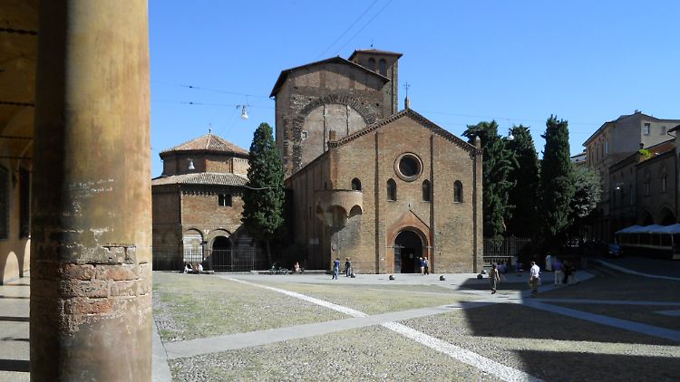 Die Rom-Pilger kommen unterwegs an vielen Klöstern und Kirchen vorbei - hier zum Beispiel an Santo Stefano in Bologna.