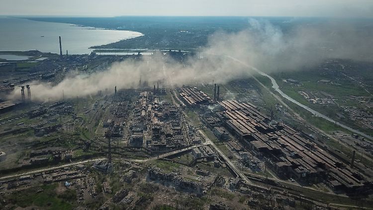Russische Streitkräfte haben das eingekesselte Stahlwerk Asowstal in Mariupol erneut unter Beschuss genommen. 