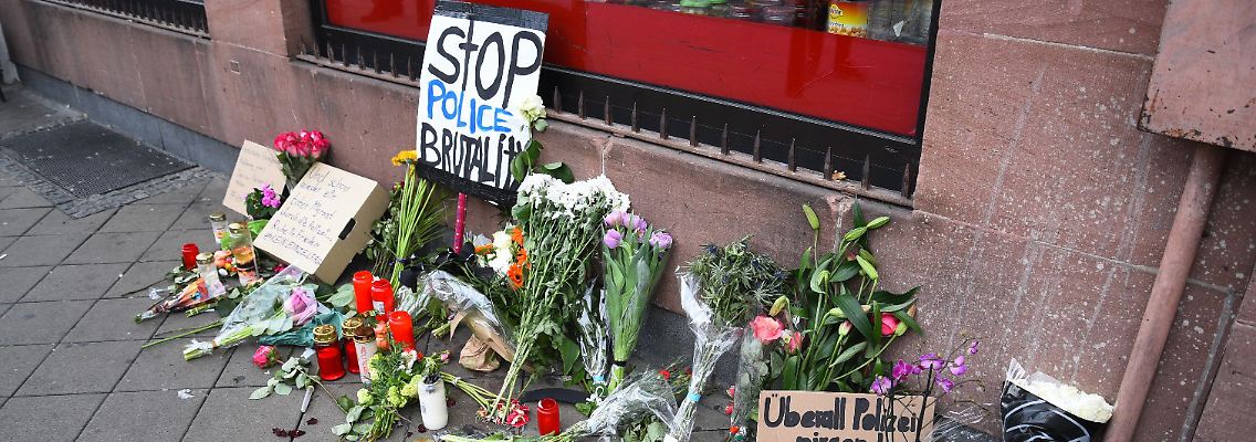 Blumen, Kerzen und Schilder wurden an dem Ort hinterlegt, wo ein Mann nach einer Polizeikontrolle gestorben ist.