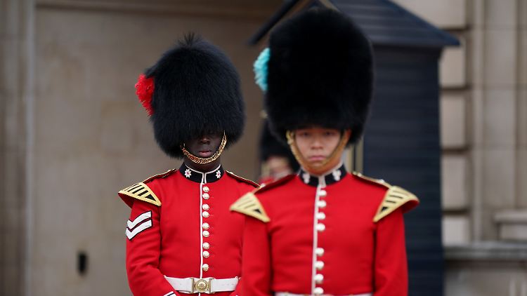 Die Coldstream Guards spielen eine zeremonielle Rolle als Beschützer von Windsor Castle und dem Buckingham Palast.