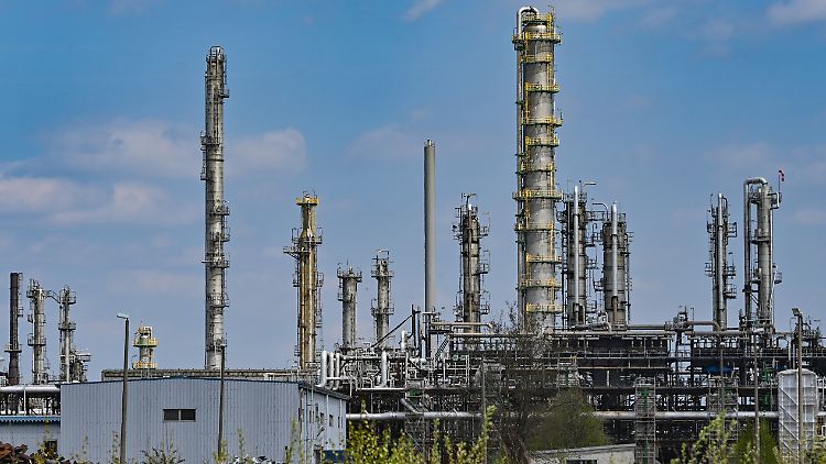 Anlagen auf dem Industriegelände der PCK-Raffinerie GmbH. In der Erdölraffinerie PCK in Schwedt kommt Rohöl aus Russland über die Pipeline "Freundschaft" an. 