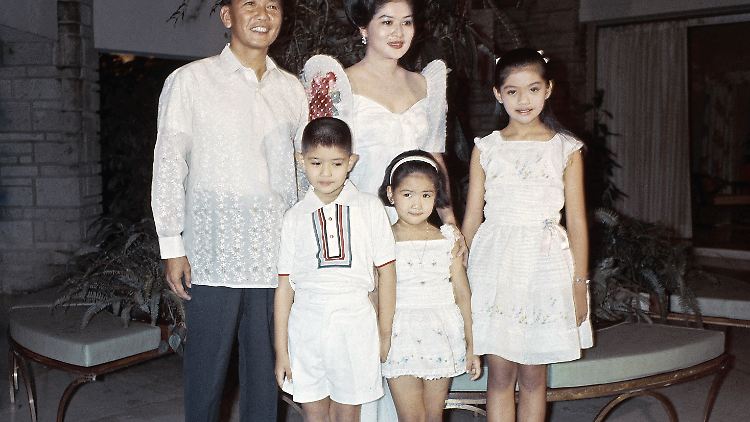 Ferdinand Marcos (Sr.) kurz vor seiner Wahl zum Präsidenten 1965 mit seiner Familie: die Ehefrau und spätere Politikerin Imelda, die Kinder Ferdinand Junior, Irene und Imelda (rechts).