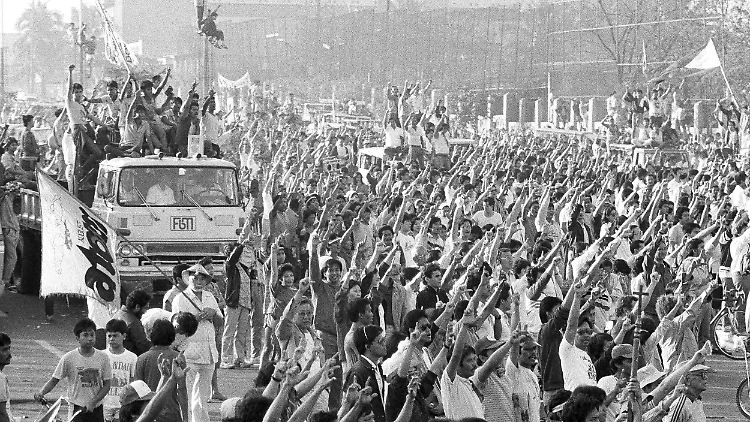 Eine jubelnde Menge nach der Flucht von Marcos aus dem Land im Jahr 1986.