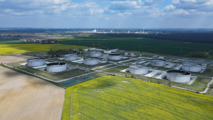 Riesige Behälter für Rohöl auf dem Gelände der PCK-Raffinerie in Schwedt. Dort kommt Rohöl aus Russland über die Pipeline "Freundschaft" an. 