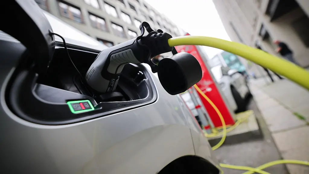 Viel-mehr-E-Autos-und-etwas-mehr-Ladesaeulen-gibt-es-in-Rheinland-Pfalz