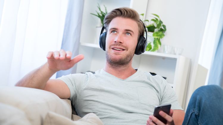 Kopfhörer auf, Musik an: Die Playlist mit den liebsten Songs kann zu besserer Stimmung verhelfen.
