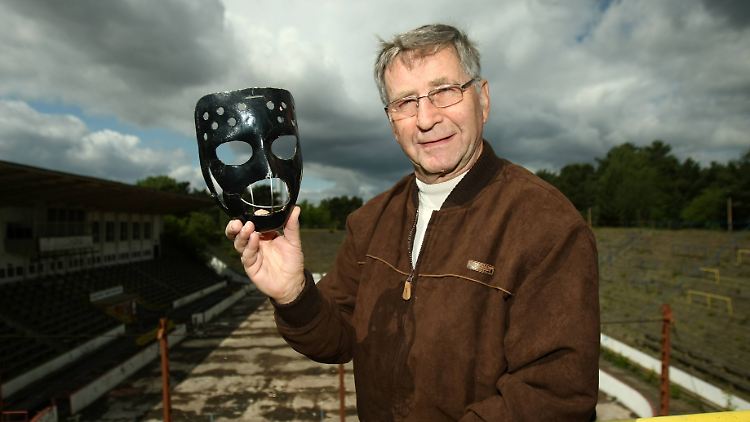 Hirche mit seiner berühmt gewordenen schwarzen Maske.