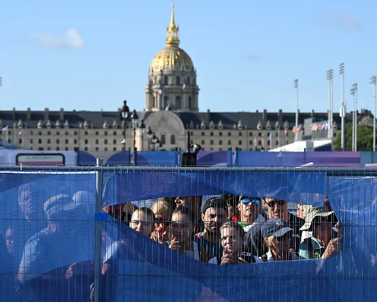 2024-08-09T075639Z-680552471-UP1EK890L7HZM-RTRMADP-3-OLYMPICS-2024-MARATHONSWIMMING