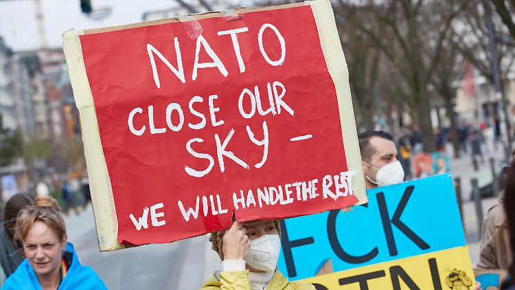 Forderungen wie "Close the sky" (Schließt den Himmel) sind verharmlosend, kritisiert Politikwissenschaftler Korte.