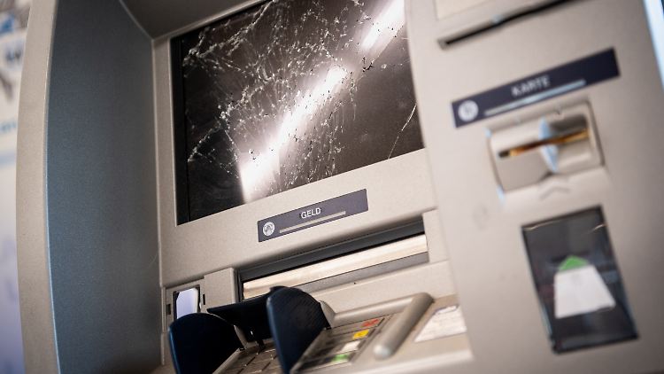 Enorme Schäden, niedrige Aufklärungsquote: Die Zahl der Automatensprengungen in NRW steigt.