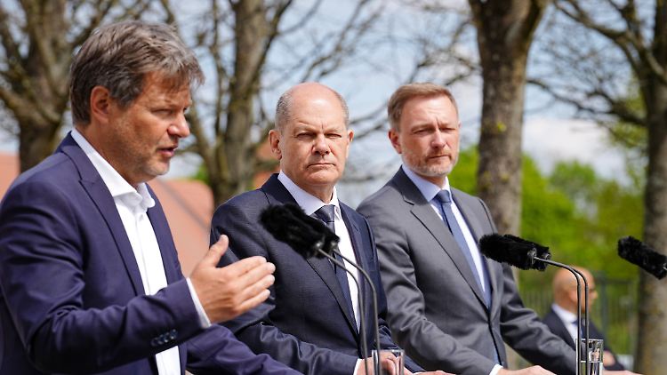 Habeck, Scholz und Lindner demonstrieren auf einer gemeinsamen Pressekonferenz Geschlossenheit.