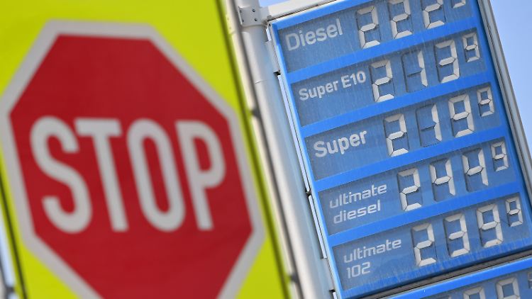 Der vzbv fordert, die Preisentwicklung an den Zapfsäulen stärker zu beobachten. 