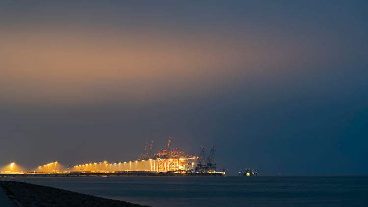 Am Tiefwasserhafen Jade-Weser-Port soll bis Ende des Jahres ein Flüssiggas-Terminal entstehen.