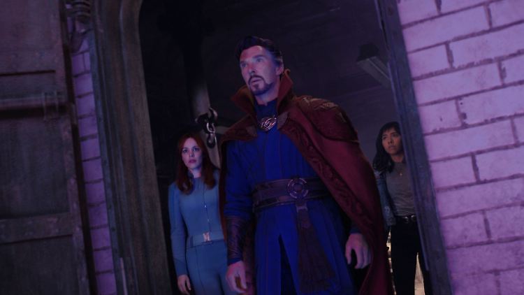Dr. Strange (Benedict Cumberbatch) irrt mit America Chávez (Xochitl Gómez, r.) durch viele Universen.