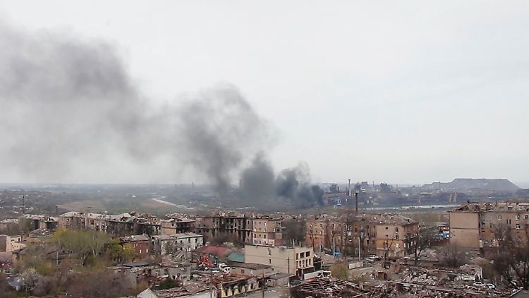 Rauch steigt über dem Stahlwerk Asowstal in Mariupol auf.