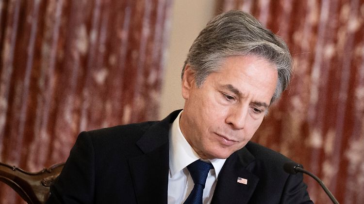 Blinken sei gegen das Virus vollständig geimpft und geboostert und habe "nur leichte Symptome", teilte sein Ministerium mit.