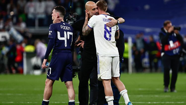Pep Guardiola umarmt nach dem Spiel Toni Kroos, seinen alten Spieler bei Bayern München. 