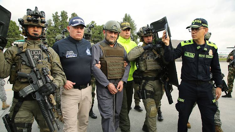 Die polizei eskortiert Otoniel (Mitte) auf einem Militärflughafen in Bogota.