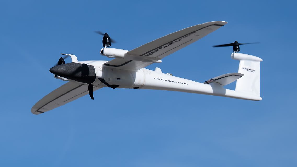 Eine Drohne von Quantum-Systems fliegt bei einer Demonstration des Forschungsprojekts "MEDinTime" an der Universität der Bundeswehr durch die Luft.
