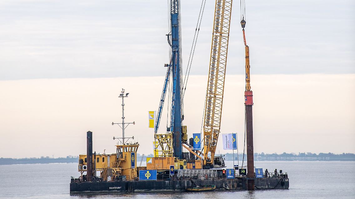 Erster Rammschlag für geplanten LNG-Terminal-Anleger in Wilhelmshaven.