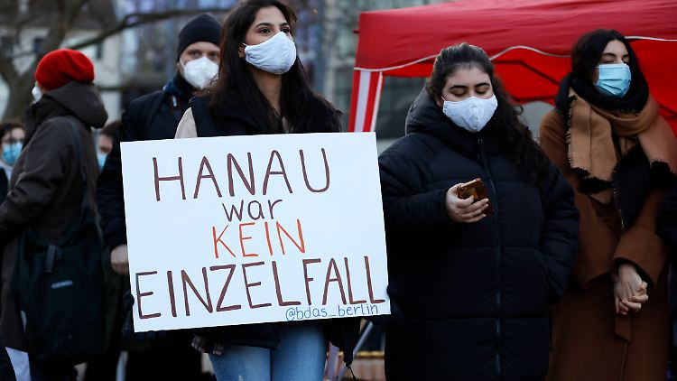 Junge Menschen berichten häufiger von direkten Rassismuserfahrungen als Ältere, heißt es in der Studie.