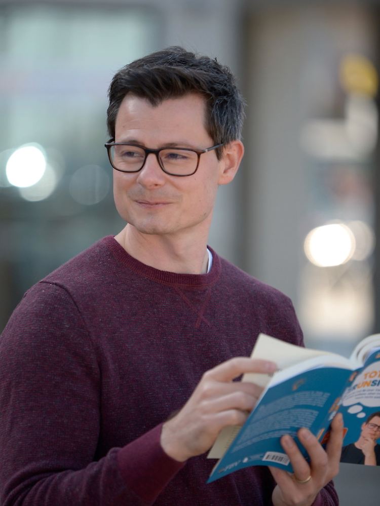 Bastian Kunkel, 35, ist ausgebildeter Kaufmann für Versicherungen und Finanzen und hat Betriebswirtschaft und Recht in Aschaffenburg studiert. Auf seinen Social-Media-Kanälen übersetzt der Versicherungsmakler die komplizierte Versicherungssprache in einfaches Deutsch. Kürzlich ist sein Buch dazu erschienen: "Total ver(un)sichert: Was du mit 18 über Versicherungen wissen solltest, aber mit 30 immer noch nicht weißt".