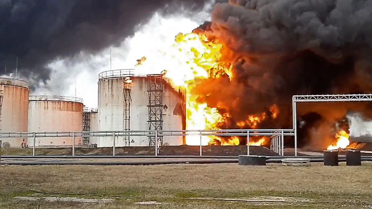 Am 1. April steigt Rauch über einem brennenden Öldepot in der russischen Stadt Belgorod auf. Nach Angaben Russlands wurde das Feuer durch einen ukrainischen Luftangriff verursacht.