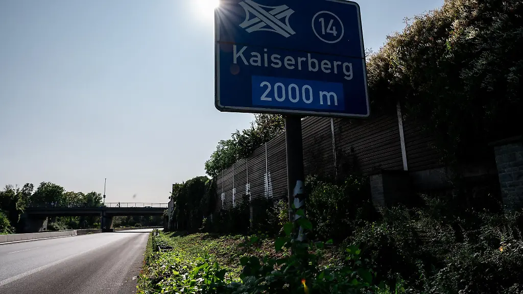 Es-wird-wieder-gebaut-Neue-Sperrungen-auf-der-A40-bei-Duisburg-beginnen