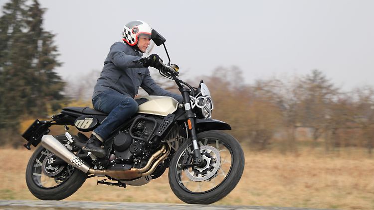 Die Brixton Crossfire 500 XC ist ein scramblerartiger Roadster mit markantem Auftritt.