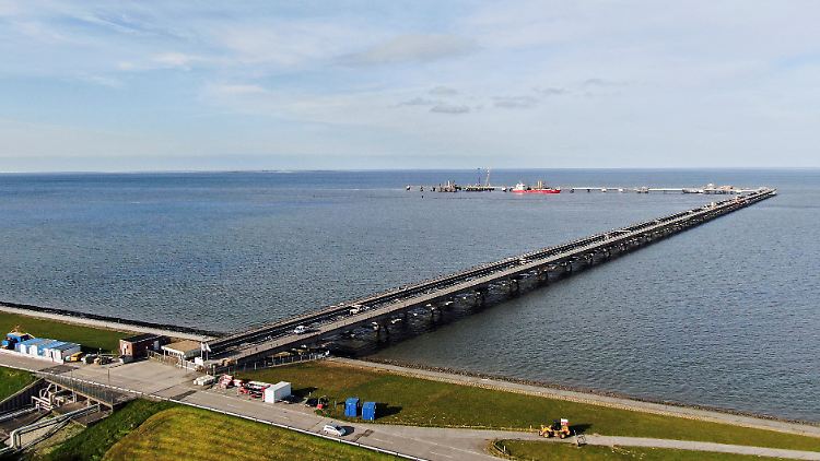 Pier für ein geplantes schwimmendes LNG-Terminal im Hafen von Wilhelmshaven.
