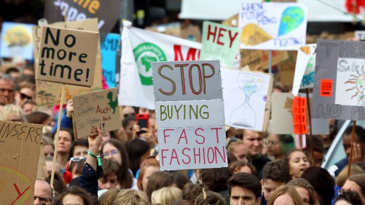 Auch die Klimastreik-Bewegung Fridays for Future kritisiert die Missstände in der Modeindustrie.