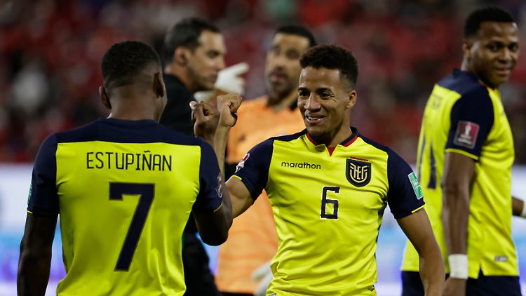 Byron Castillo (Mitte) machte acht Qualifikationsspiele für Ecuador.