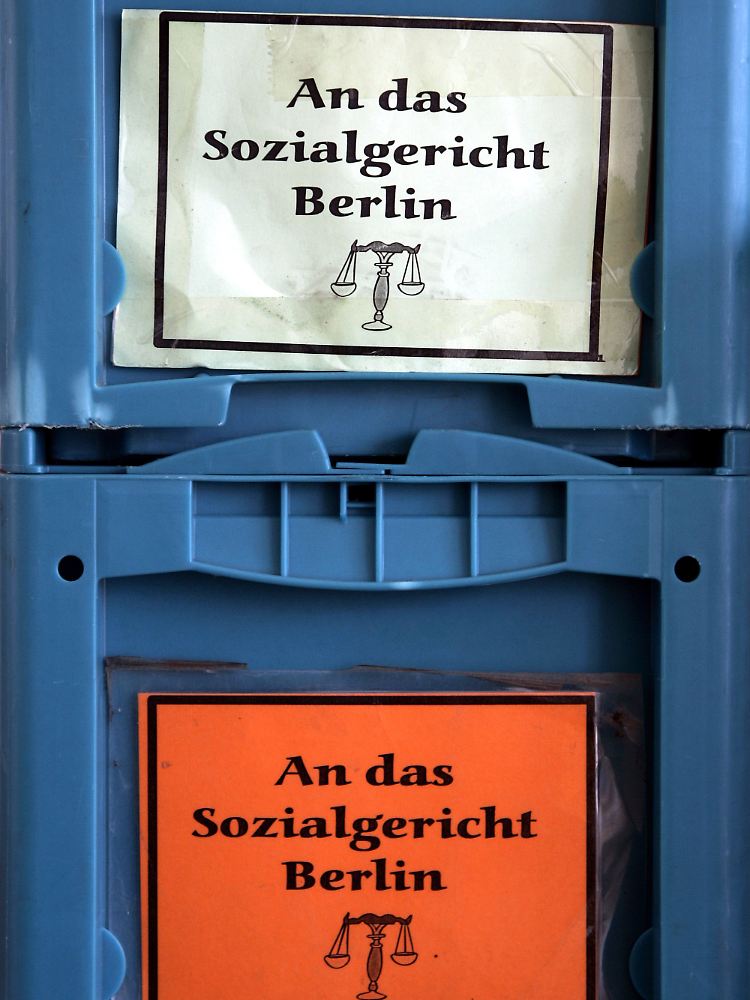 Kistenweise Post für das Berliner Sozialgericht. Die Zahl der Richter wurde bereits erheblich aufgestockt.