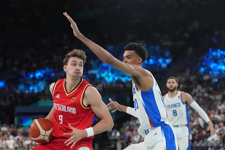 Franz-Wagner-attackiert-gegen-Victor-Wembanyama-den-Korb