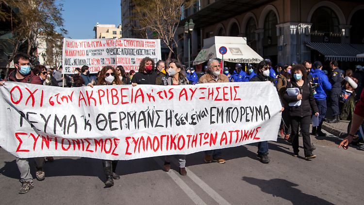 Bürgerinnen und Bürger protestieren in Athen gegen die steigenden Energiekosten.