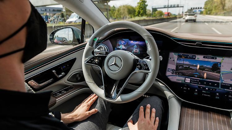 Florian Kunkel, Entwickler bei der Mercedes, sitzt in einem fahrenden Mercedes vom Typ EQS 580 4Matic unter Anwendung des Drive Pilots.