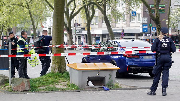 Polizisten untersuchen den Tatort am Marktplatz.