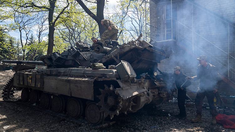 Ukrainische Soldaten reparieren ihren Panzer nach Kämpfen gegen russische Truppen in der Region Donezk.