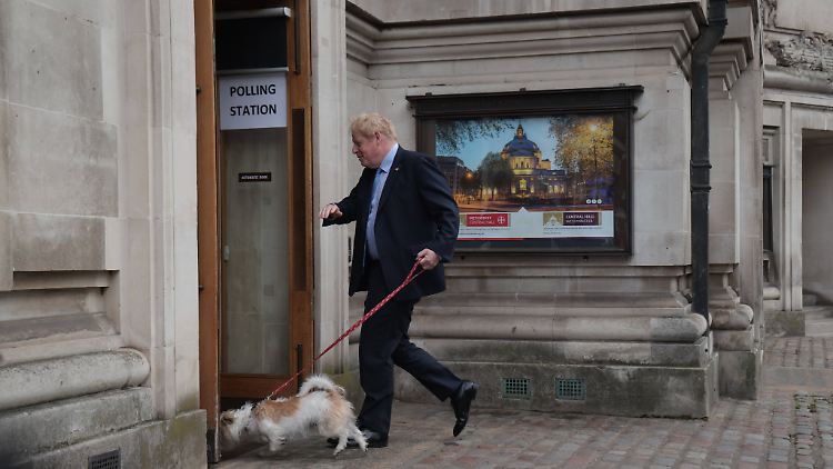 Johnson und Hung auf dem Weg zur Stimmabgabe.