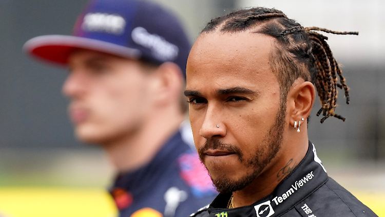 Der Schmuck bleibt dran, sagt Lewis Hamilton.