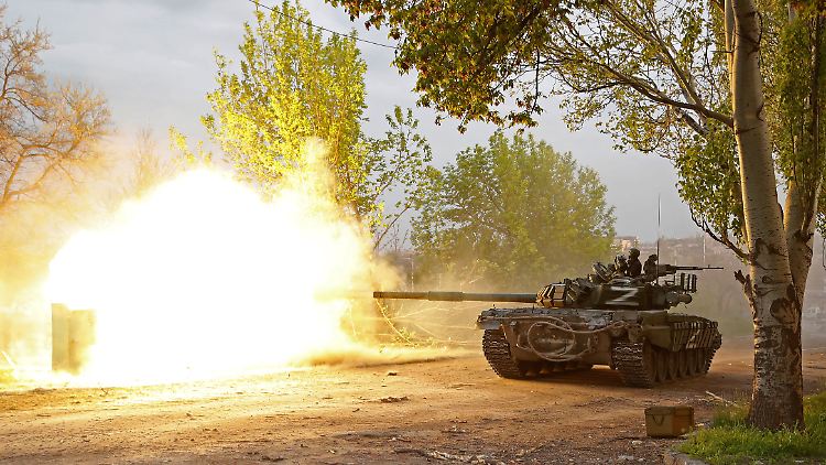 Ein russischer Panzer in Mariupol