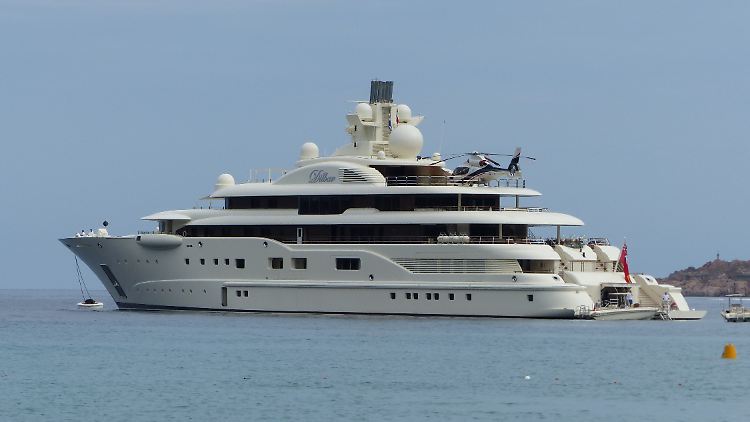 Die Jacht "Dilbar" des von der EU sanktionierten Oligarchen Alischer Usmanov liegt derzeit in der Werft Blohm+Voss in Hamburg.