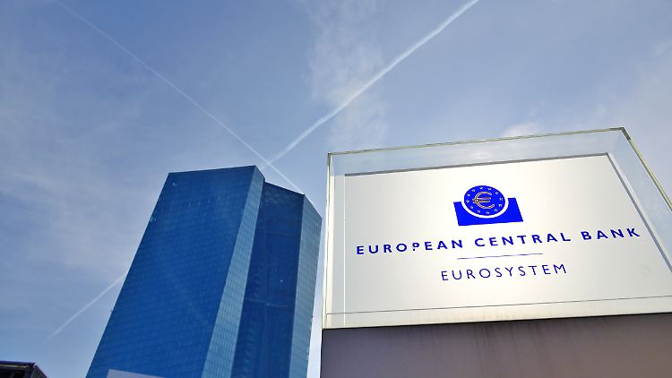 Die europäischen Währungshüter hinken anderen großen Notenbanken wie der amerikanischen Fed oder der Bank of England beim geldpolitischen Schwenk hinterher.